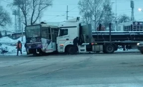 Сошёл с рельсов: в Кемерове КамАЗ протаранил трамвай