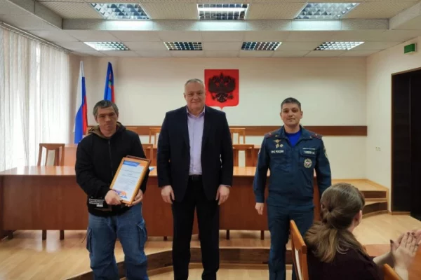 В Кузбассе машинист экскаватора засыпал горящий автомобиль снегом и предотвратил взрыв