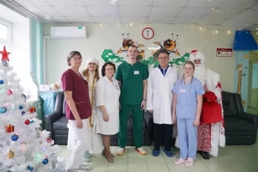 Фото: Илья Середюк вместе с Дедом Морозом навестил детей в больнице в Кемерове 4