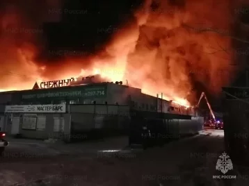 Фото: В горящем ТЦ в Улан-Удэ обрушилась кровля 1