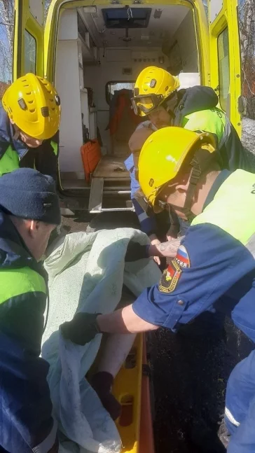 Фото: В Кемерове спасатели помогли упавшей в подполье женщине 2