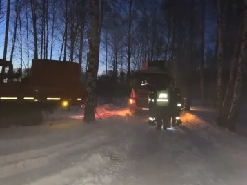 Фото: В Кузбассе фура съехала с дороги и увязла в снегу 1