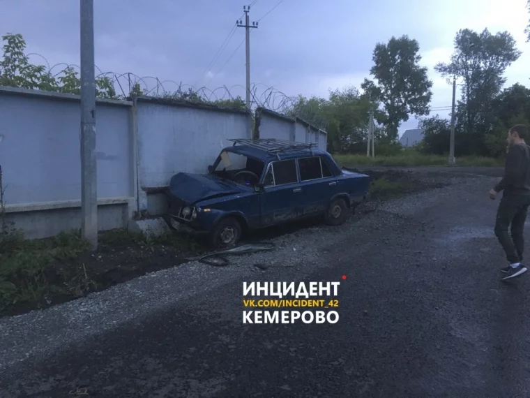 Фото: В Кемерове перевернулся автомобиль с двумя детьми в салоне 2