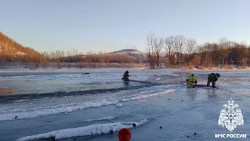 Фото: В Междуреченске спасатели помогли застрявшей на речном льду женщине 2
