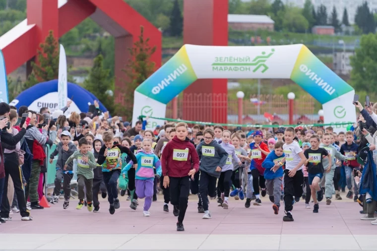 Фото: Праздник спорта и экологии: порядка 5000 человек пробежали «Зелёный марафон» в Кузбассе 1