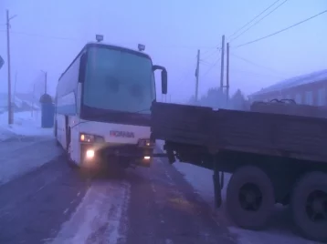 Фото: Полицейские помогли пассажирам автобуса, который сломался на кузбасской трассе в сильный мороз 1