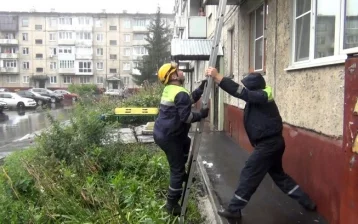 Фото: В Кемерове спасатели вызволили из запертых квартир двух пожилых женщин 1