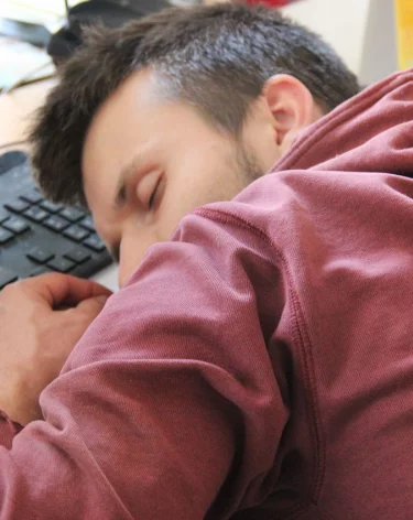 Эксперт рассказала, могут ли уволить сотрудника за сон на рабочем месте