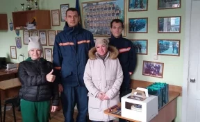 В Новосибирске сёстры поблагодарили спасателей, доставших садовые вилы из головы брата
