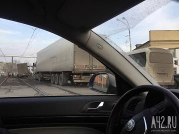 Фото: Фура вылетела на трамвайные пути в Кемерове: образовалась пробка 1
