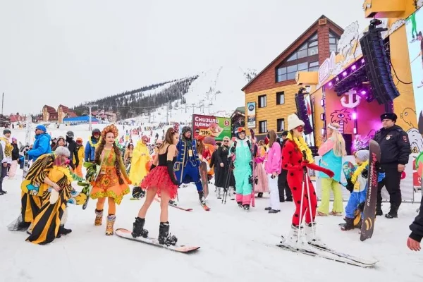 Цари и инопланетяне: в Шерегеше прошёл «Карнавальный спуск»