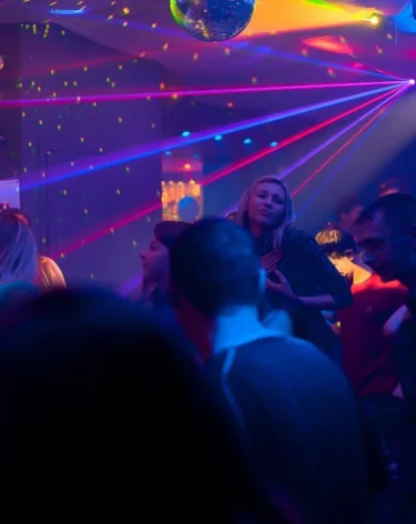 В ходе стрельбы возле стриптиз-клуба в Кемерове погиб один человек