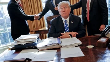 Фото: Дональд Трамп забыл подписать указы о торговле после торжественной церемонии 1