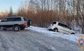 В Кузбассе сотрудники ДПС помогли женщине, автомобиль которой слетел в кювет