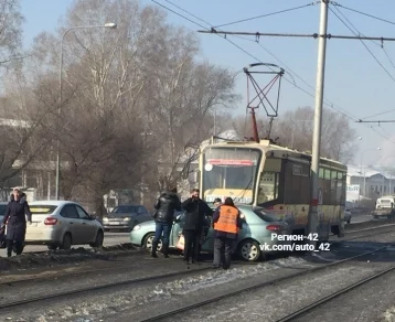 Фото: В Кемерове трамвай врезался в легковой автомобиль  1