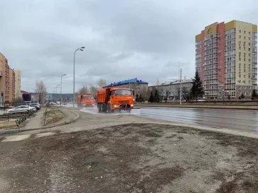 Фото: Кемеровские дороги начали мыть с шампунем 3