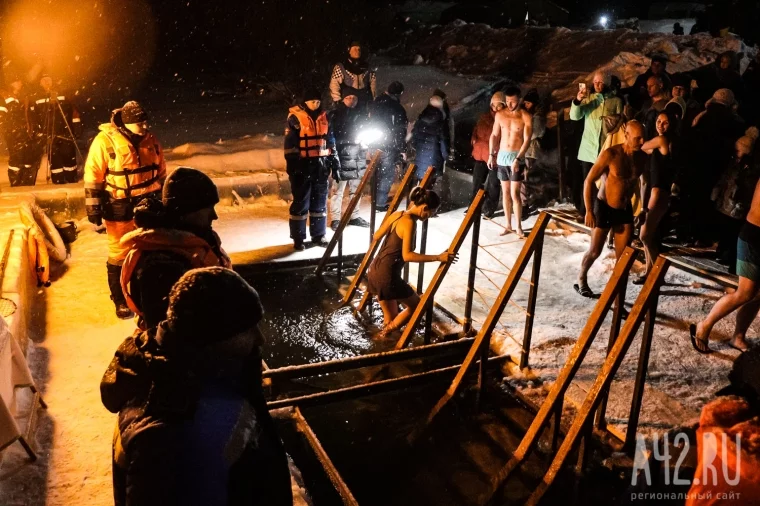 Фото: «Путь к сосудистой катастрофе»: кардиолог рассказал, кому нельзя в прорубь на Крещение 2