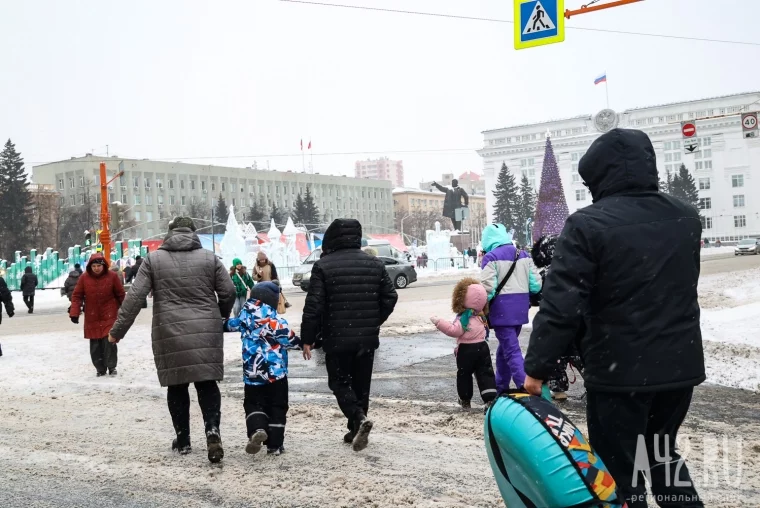 Фото: Хороводы, песни и зажигательные танцы: как прошли рождественские гуляния в Кемерове 46