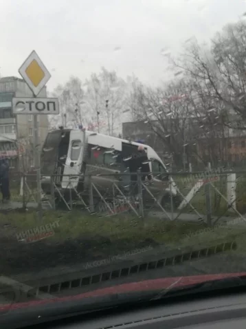 Фото: В Кемерове машина скорой помощи влетела в забор 1