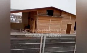 Пользователь соцсетей рассказал, что в Кемерове на крыше многоэтажки построили баню