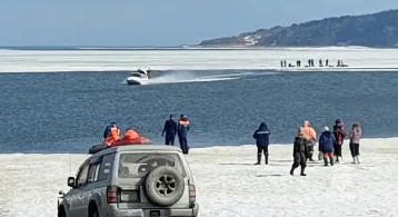 Фото: На Сахалине сотрудники МЧС спасли с оторвавшейся льдины 20 рыбаков 1