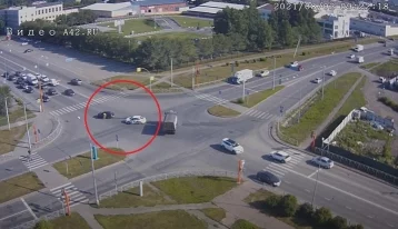 Фото: В Кемерове момент ДТП на пересечении улиц Баумана и Двужильного с автомобилем такси попал на видео 1