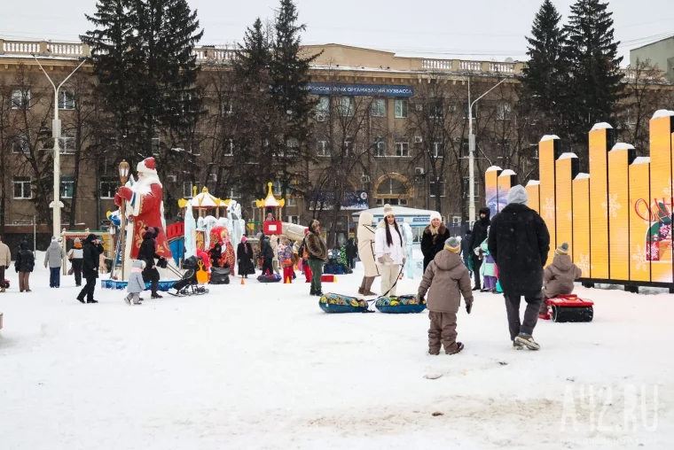 Фото: Хороводы, песни и зажигательные танцы: как прошли рождественские гуляния в Кемерове 47