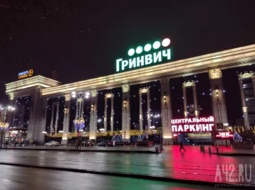 Фото: В ТЦ Екатеринбурга вооружённые бойцы в масках вручили иностранцам повестки 1