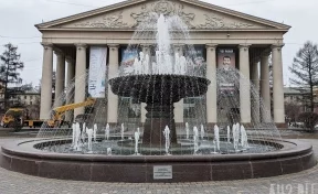 В Кемерове у драмтеатра запустили фонтан