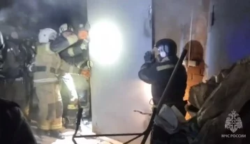 Фото: В кемеровском посёлке Металлплощадка 26 сотрудников МЧС спасли жилой дом от пожара 1