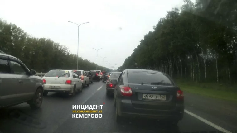 Фото: На кузбасской трассе из-за ДТП образовалась большая пробка 2