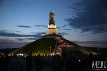 Фото: В Кемерове у мемориала Воину-освободителю зажгли свечи в память о героях  1