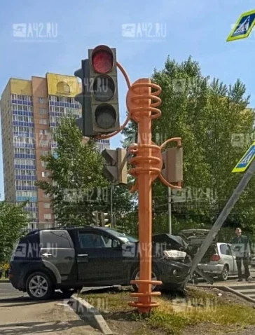 Фото: В Кемерове на оживлённом перекрестке иномарка на большой скорости врезалась в столб 2