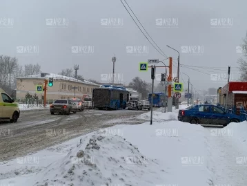 Фото: Очевидцы: в Кемерове автобус попал в тройное ДТП, собирается большая пробка 2