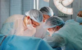 В Кузбассе врачи провели сложную операцию и спасли 70-летнего пациента с раком