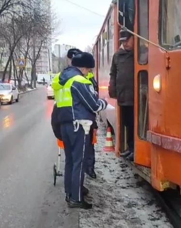 В Екатеринбурге спешившая в школу 11-летняя девочка попала под трамвай