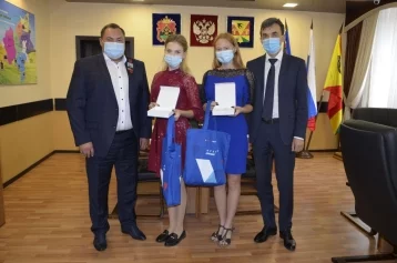 Фото: Выпускники школ получили обновлённые награды «Отличник Кузбасса» 1