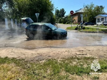 Фото: В Твери сотрудник МЧС упал в яму с кипятком, помогая вытащить из неё автомобиль 1