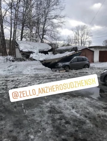 Фото: В Кузбассе стена гаража рухнула на автомобиль  2