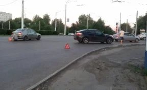 В Кемерове столкнулись BMW X6 и Renault Logan