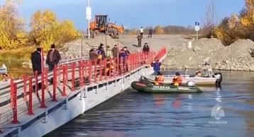 Фото: В Ачинске из упавшего с моста в реку грузовика достали 2 тела 1