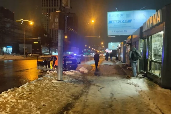 В Новосибирске автомобиль наехал на остановку, пострадали 6 человек