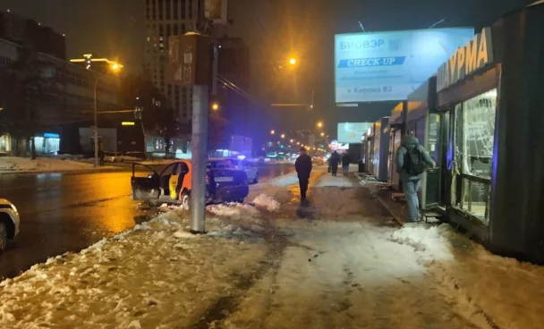 В Новосибирске автомобиль наехал на остановку, пострадали 6 человек