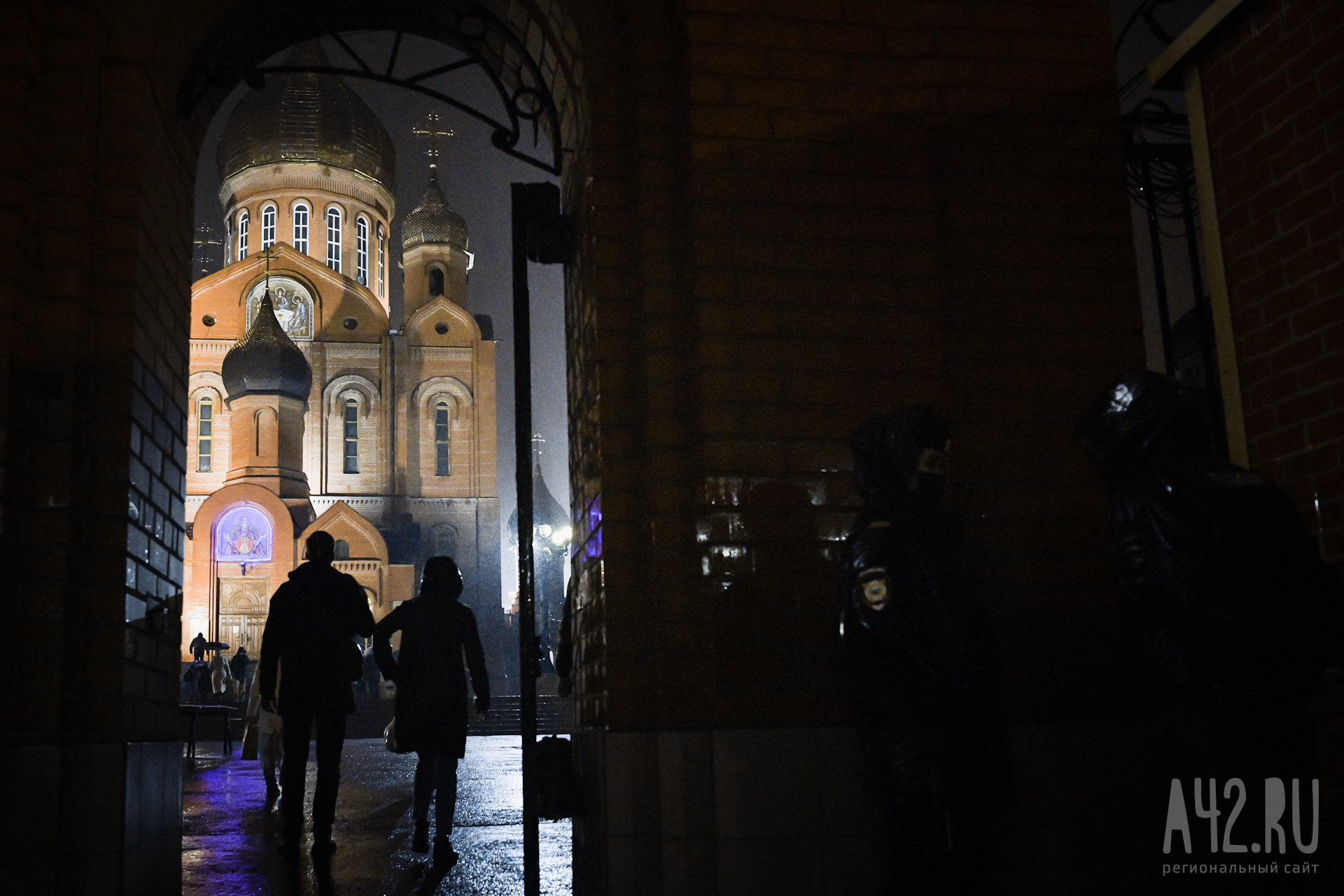 Власти: кемеровчан развезут по домам после ночной пасхальной службы в Знаменском соборе