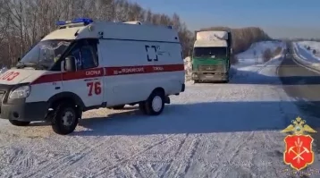 Фото: В Кузбассе водитель упал в обморок на трассе: его спасли полицейские 1
