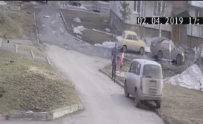 Падение маленького ребёнка в канализационный колодец в Кузбассе попало на видео
