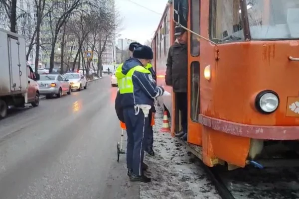В Екатеринбурге спешившая в школу 11-летняя девочка попала под трамвай