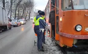 В Екатеринбурге спешившая в школу 11-летняя девочка попала под трамвай