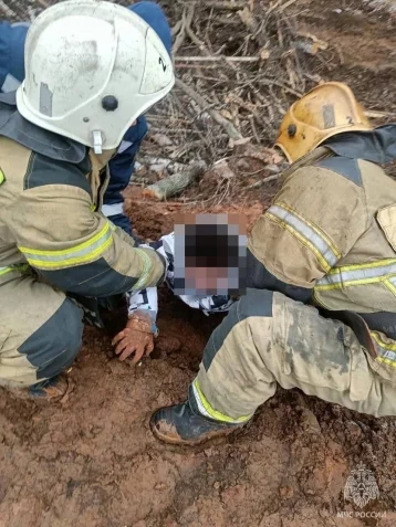 Фото: В Ижевске спасли подростка, увязшего в глине 1