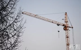 В Кемерове на стройке рабочий упал глазом на арматуру: за ЧП ответит машинист крана